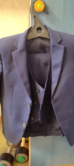 Продам школьный костюм