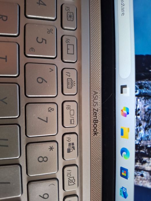 Vand Laptop Asus ZenBook 14 cu Windows si Office