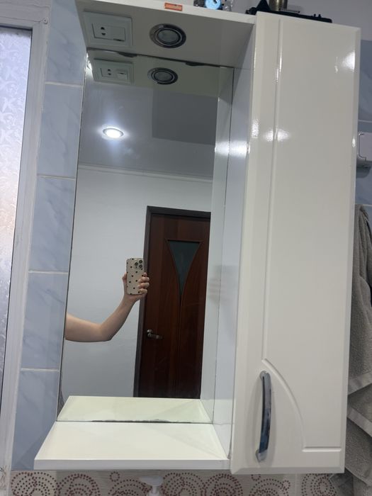 Продам зеркало с полками