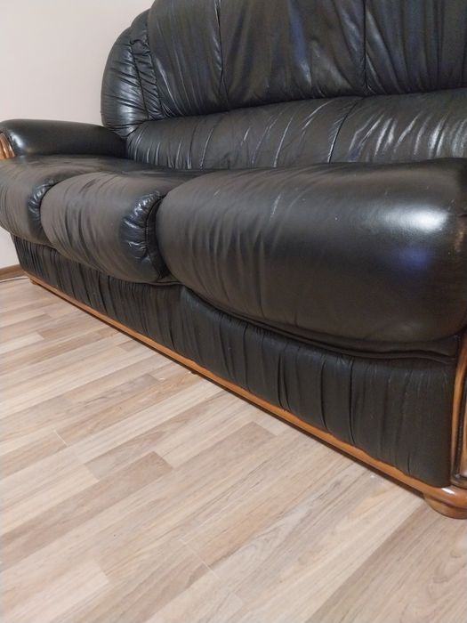 Черен кожен диван