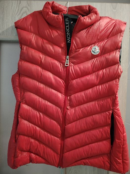 Vând vesta moncler