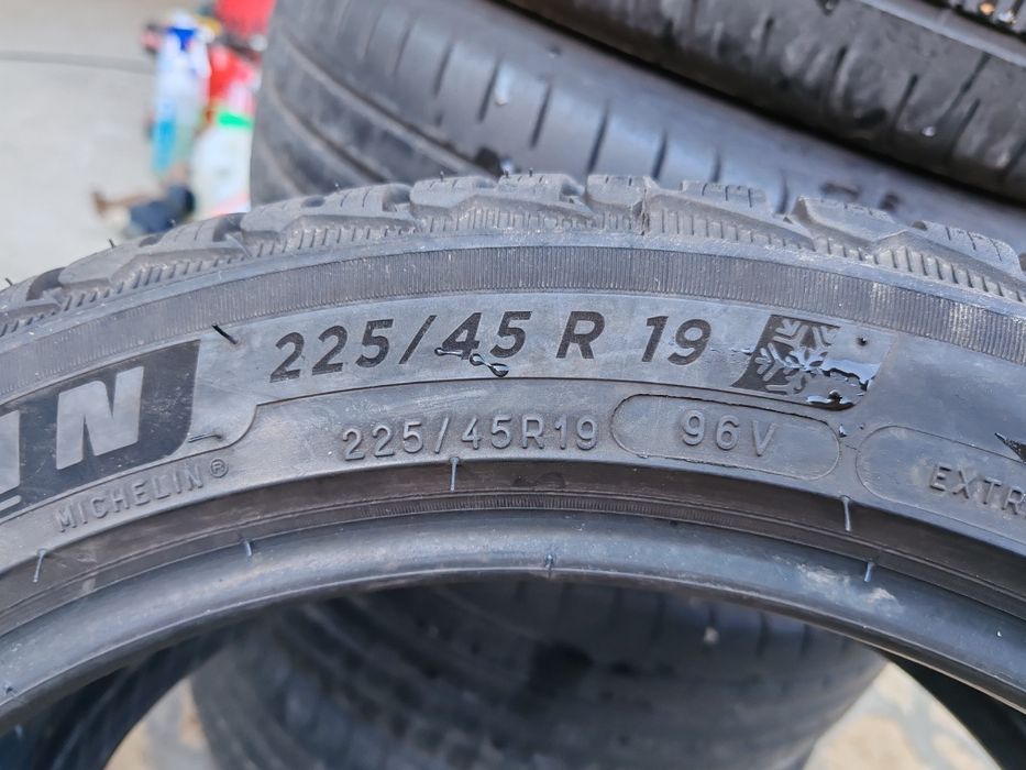 225/45/19 - Мишелин