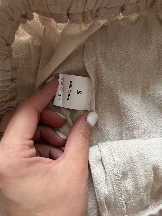 Pantaloni largi cu crăpătură și buzunare