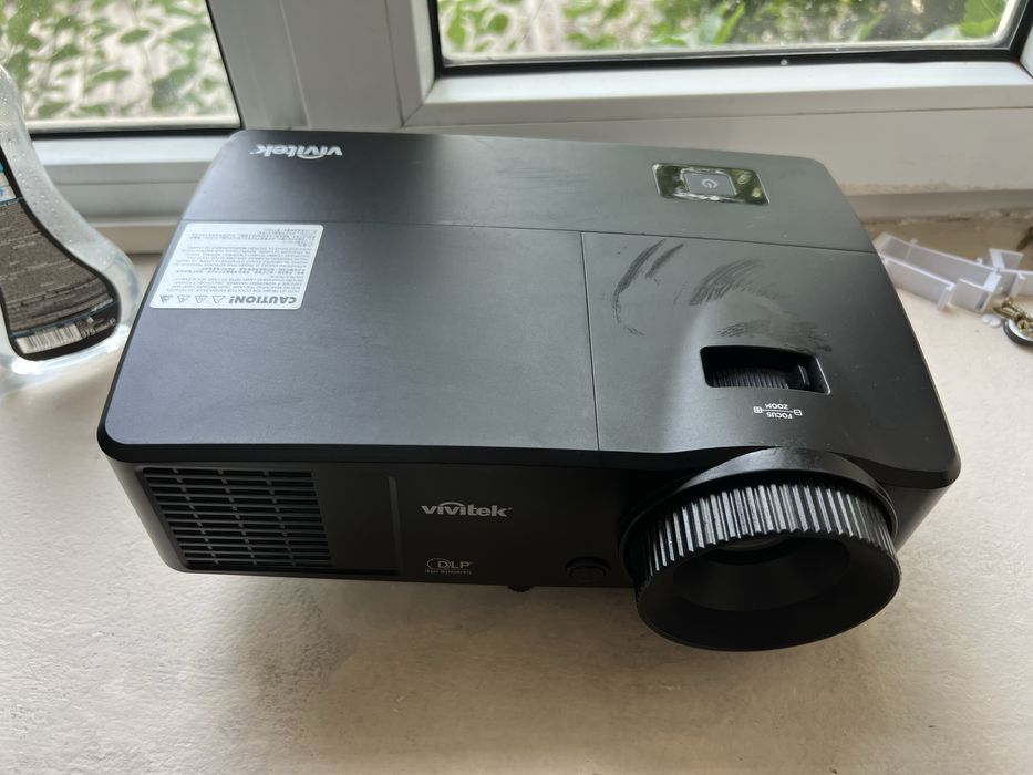 Проектор Vivitek с полотном