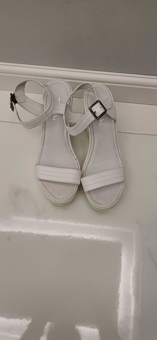 Дамски бели сандали