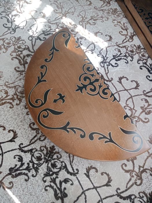 Продам два круглых стола