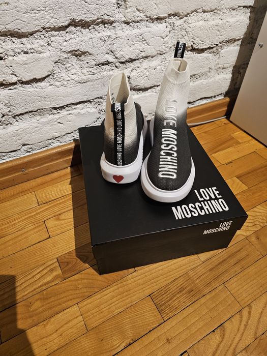 Сникърси Love Moschino