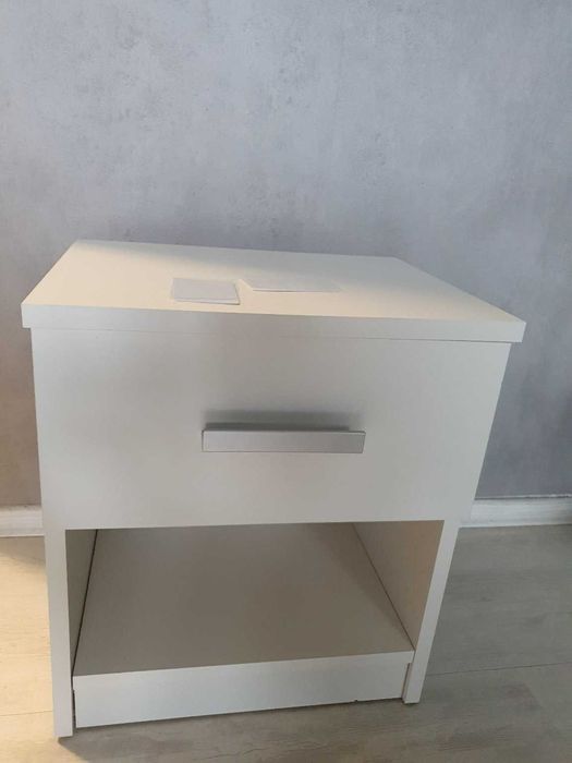 Нощно шкафче Secret Vault с вграден тайник за лични вещи