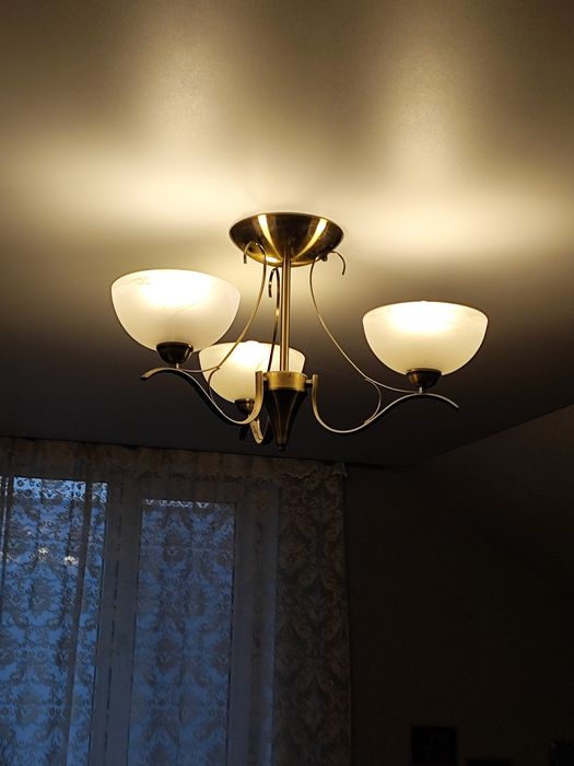 В продаже разные люстры