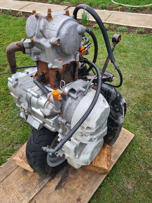 Motor Aprilia de 250 cu răcire pe apa