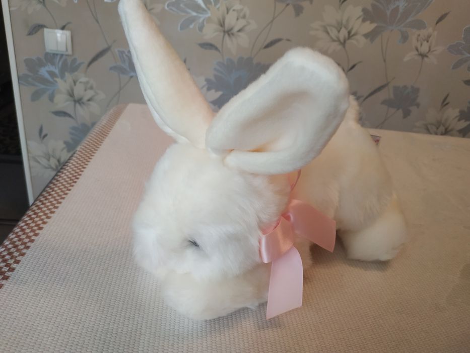 Продаю мягкую игрушку белого цвето.зайчика