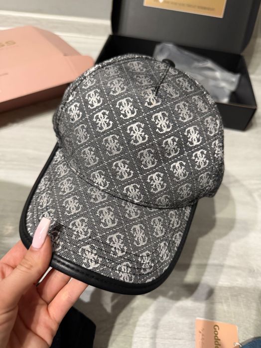 Дамска Шапка Guess