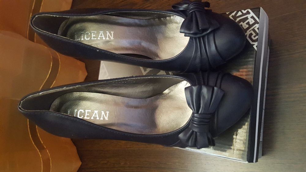 Pantofi bleumarin cu toc cui, noi