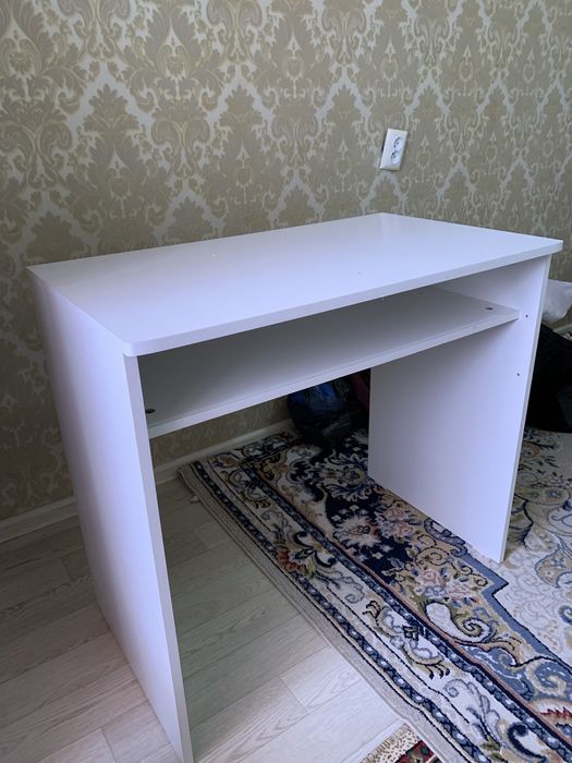 Стол для вещей,компьютера