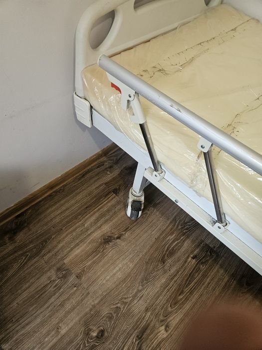 Продавам медицинско болнично легло (механично, с четири секции)