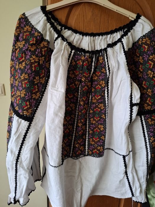De vanzare costum popular.