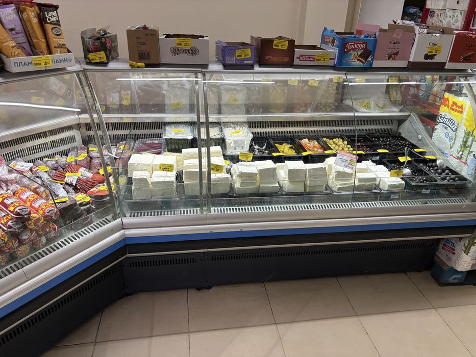Щандова хладилна витрина