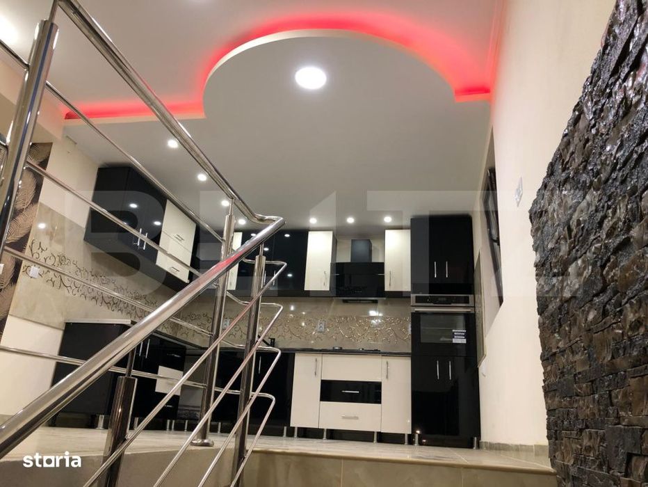 Doua case, spatiu comercial, casa tip pensiune Goicea Dolj