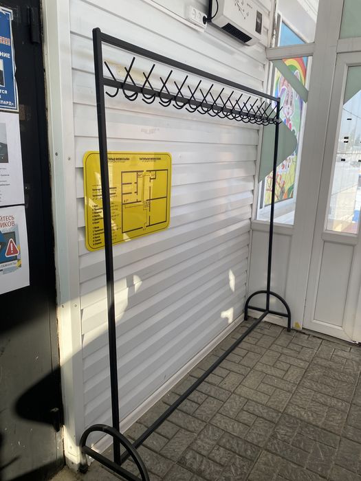 Гардеробная вешалка