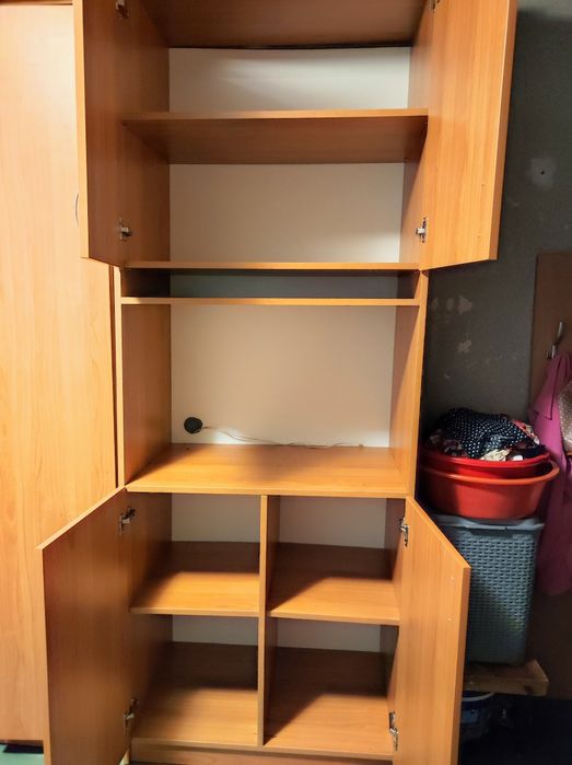 Dulap de haine cu spatiu și de tv