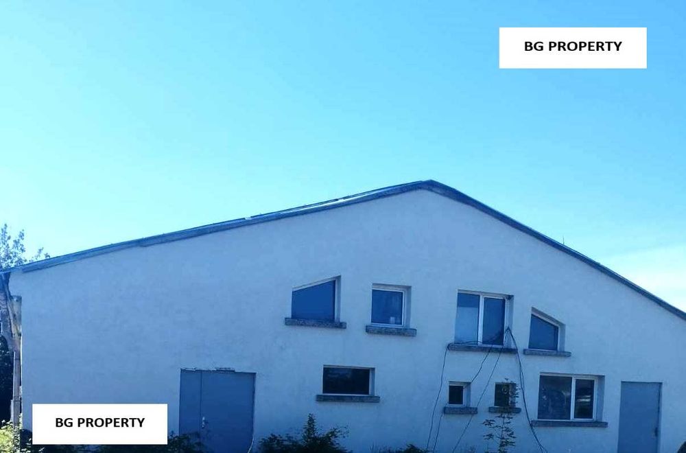 Продава промишлено помещение - сграда с двор