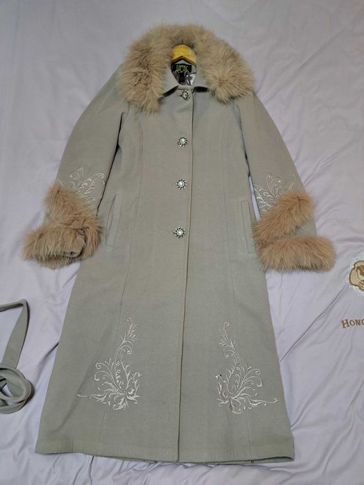 Пальто сотилади.
