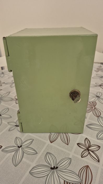 Метална каса - сейф с размери 30/20/20 см.