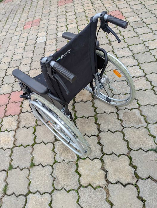 scaun  pliabil cu roti  pentru persoane  cu handicap