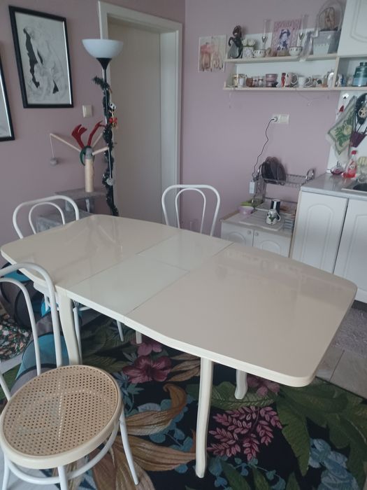 Трапезна маса със столове