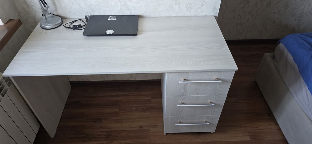 Продам стол письменый