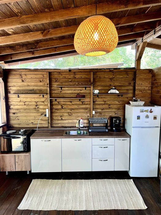 Продава се каравана с дървен навес и веранда на къмпинг „Златна Рибка“