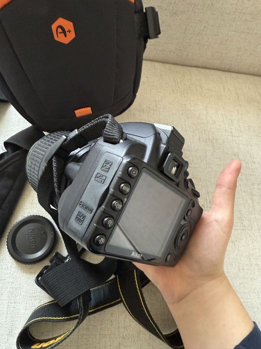 Nikon DSRL  cu obiectiv, husa si incarcator