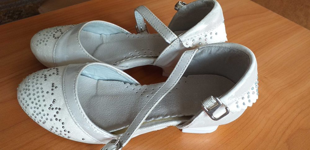 Продам туфли для девочки,размер 28(маломерят),цена 2000тенге