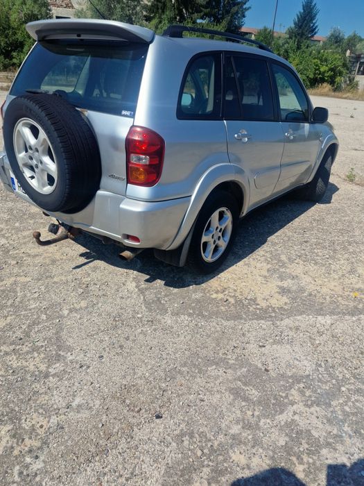 Vând Toyota RAV4, an 2004, motor 2.0 D-4D diesel 116 CP, cutie manuală, tracțiune 4x4.