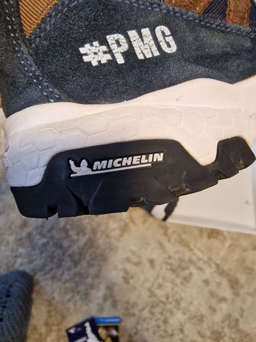 Като нови носени са 3 пъте   .PMG -апрески (ботушки ) с подметка на Mи