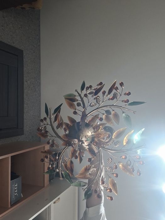 Продам две люстры, два бра настенные.