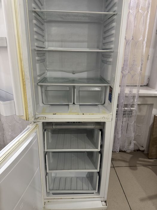 Продам рабочий холодильник indesit