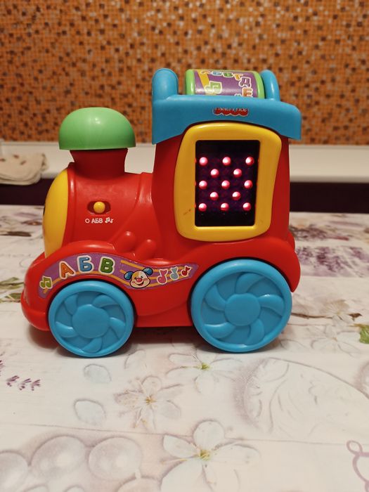 Паровозик Fisher Price.