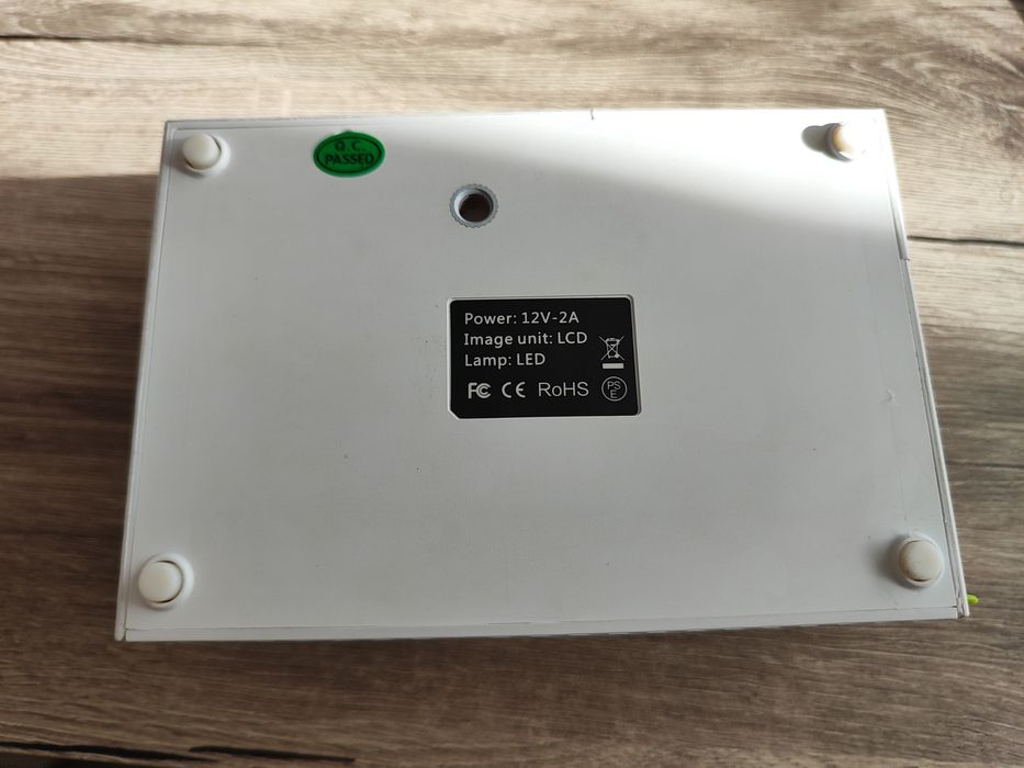 Преносим LED проектор YG310, 24-60 инча, 320x240, бял