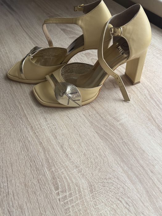 Босоножки на каблуке