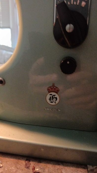 Домашна масивна шевна машина Хускварна.