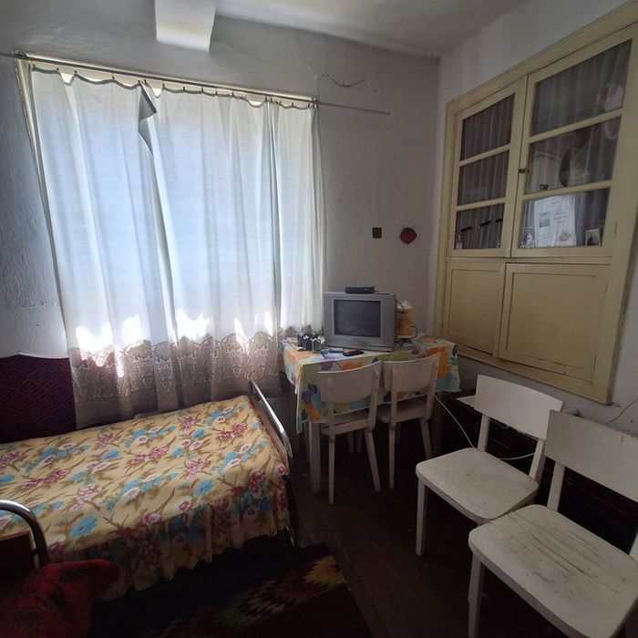 Къща в с. Пещерна! Спокойна и озеленена среда!