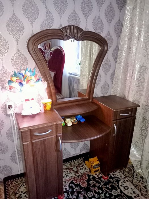 Продам туалетный столик в отличном состоянии.