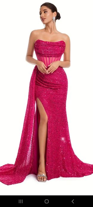 Розова рокля със цепка