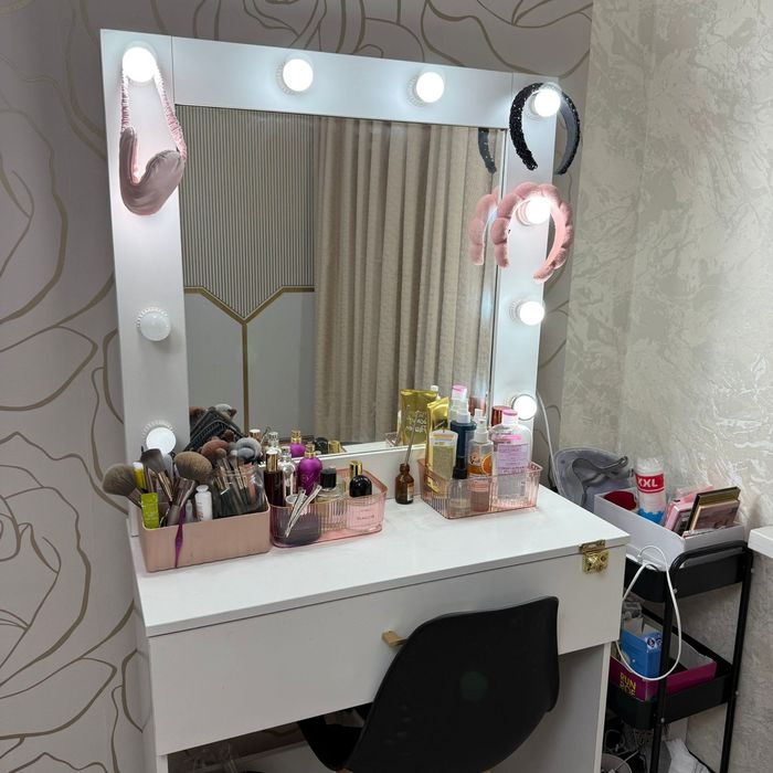 Продам столик для макияжа