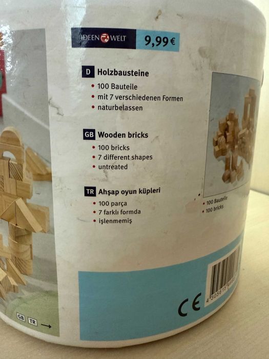 Стоител с дървени кубчета