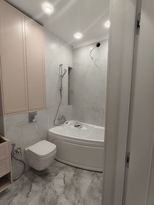 Плиточник, кафельщик.