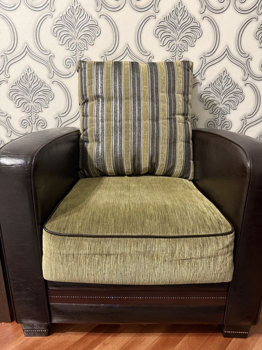 Кожанные кресла и стол