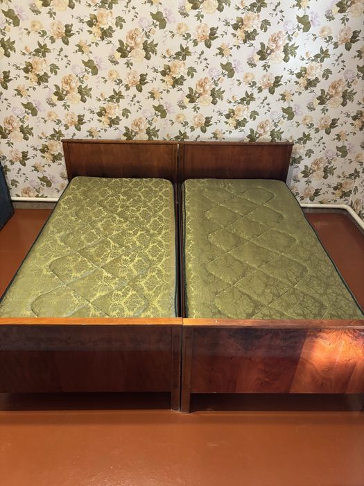 Продам недорого кровати. Дерево