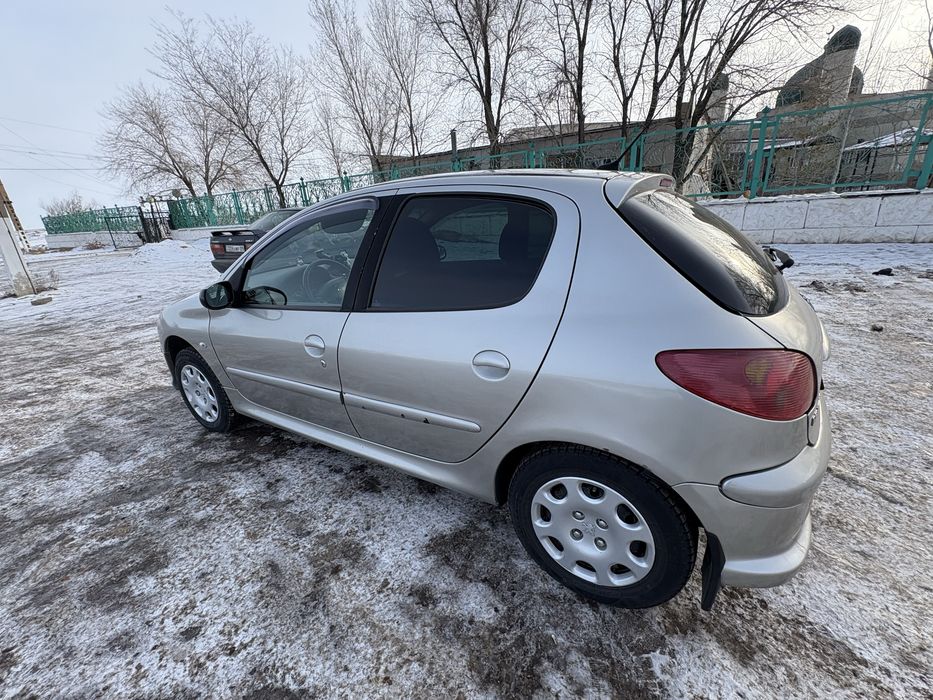 Обменяю надежный автомобиль на дачу.